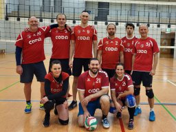 2023-12-09 X-Mix in Kaulsdorf - 09. Dezember 2023 Beim diesjährigen X-Mix - Turnier in Saalfeld sind wir mit 2 starken Frauen und 7 Recken angetreten. Wir haben einen sehr guten 4. Platz erreicht. Im Spiel um Platz 3 haben wir uns nach großem Kampf mit 1:2 geschlagen geben müssen. Die Hauptziele Spaß, jeder spielt und nicht Letzter sein, sind aber deutlich erreicht worden.