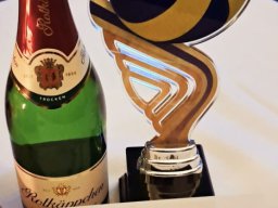 2024-01-20-2 - Am 20. Januar 2024 haben wir uns zum zweiten Mal am Neujahrsturnier der Volleyballfreunde beteiligt. Wir sind mit 4 Frauen und 8 Männern angereist. Trotzdem sind alle zum Einsatz gekommen. Ein sehr starkes und taktisch klug spielendes Team hat den 2. Platz erkämpft. Der abschließende Abend war wieder sehr gut vorbereitet und hat viel Spaß gemacht. Die Verletzung eines Spielers wirft leider einen kleinen Schatten auf dieses Wochenende.