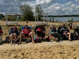 2025-05-17_VB-Beach-Liga-klein - 17.05.2025 Heute sind wir in die Quattro Mixed-Beachliga gestartet. Das auf den letzten Drücker zusammengestellte Team hat sich wacker geschlagen und auch ein passendes Mannschaftsfoto geliefert.