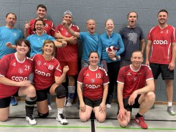 2025-09-18_VB-Mitte-Spieltag-klein - 18.09.2025 Wir sind in die neue Saison gestartet. Das Ergebnis war nicht ganz so wie die freudigen Gesichter. Wir haben gekämpft und wenigsten einen Satz gewinnen können und uns Steigerungsmöglichkeiten offen gehalten. ;-)