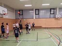 2024-12-30_BB-Training-klein - 30.12.2024 Nach den fetten Weihnachtstagen und kurz vor dem Jahreswechsel haben sich die Basketballer zu einem Training in der Halle getroffen.