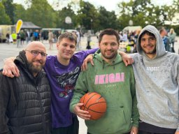 2025-05-23-BB-Sömmerda - 23.05.2025 Eine kleine Abordnung unserer Basketballer hat am Sömmerdaer Night Streetball Turnier teilgenommen. Schaut euch die 4 coolen Typen an.